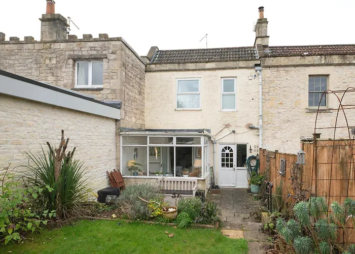 Churchill House - Two Bedrooms - Street Parking - Garden