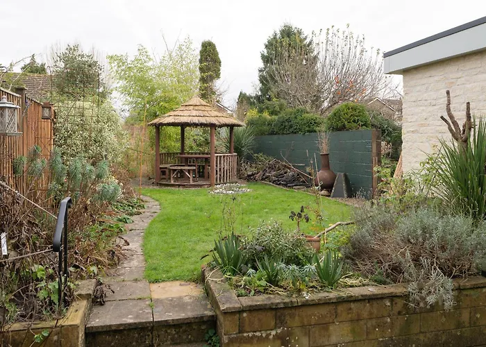 Churchill House - Two Bedrooms - Street Parking - Garden